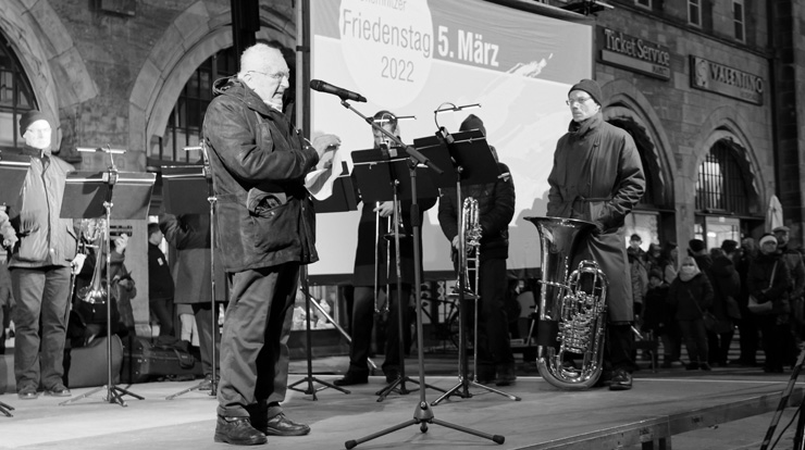 Hartwig Albiro spricht auf dem Chemnitzer Friedenstag.