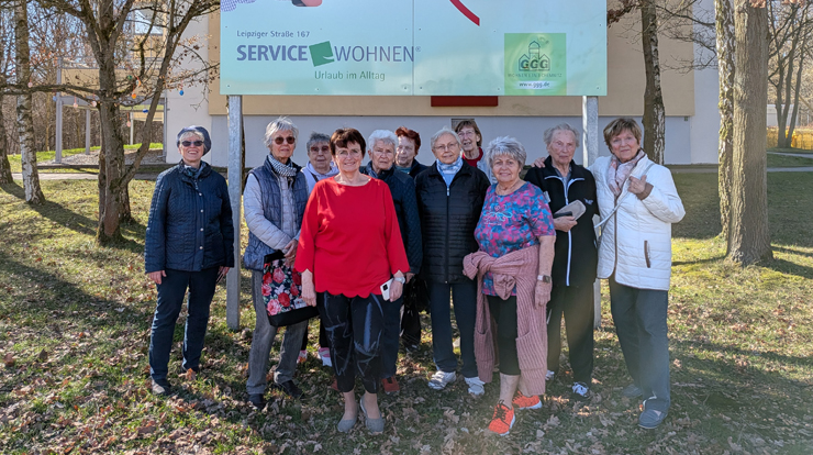 Viele Frauen stehen vor dem Hinweisschild für die Begegnungsstätte.