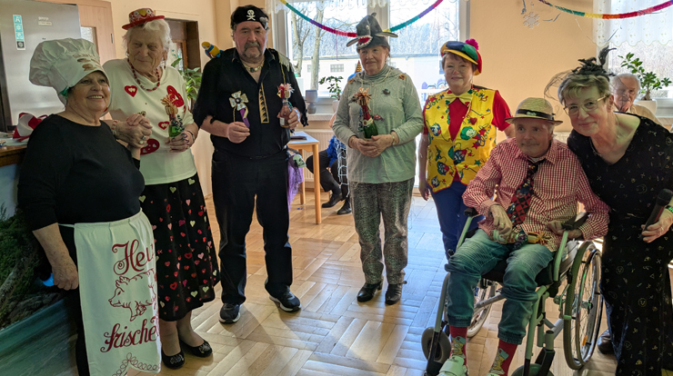 Besucher:innen der Begegnungsstätte mit Faschingskostümen.